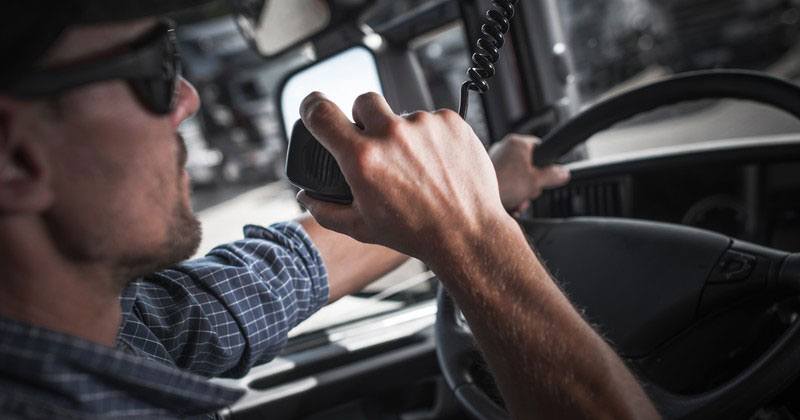 Radio base móvil Motorola DGM en vehículo Colombia — flotas transporte despacho — Alfa y Omega Comunicaciones Bogotá